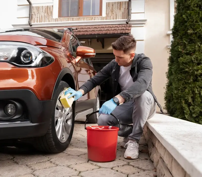 Lavage auto à domicile Saint-Priest-de-Gimel : professionnel intervenant sur un véhicule